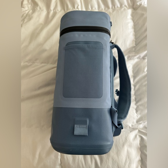 🔥 SOLD on FB 🔥 Hydro flask unbound series 22 L soft cooler backpack NWT - Picture 4 of 10